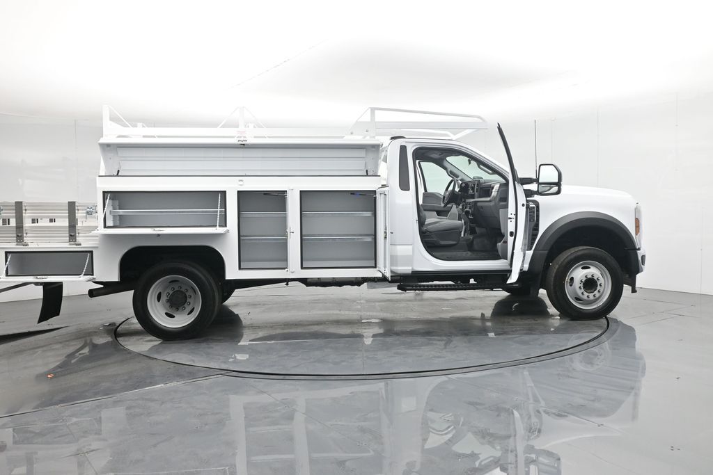 2025 Ford F-450 photo 3