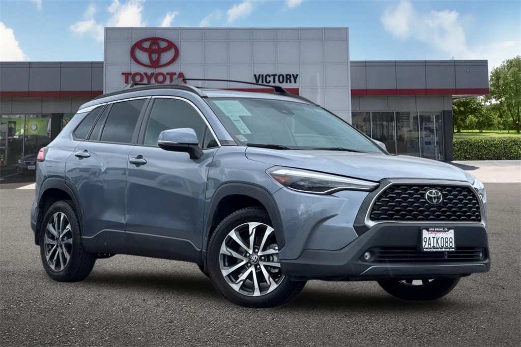 2022 Toyota Corolla Cross XLE photo 2