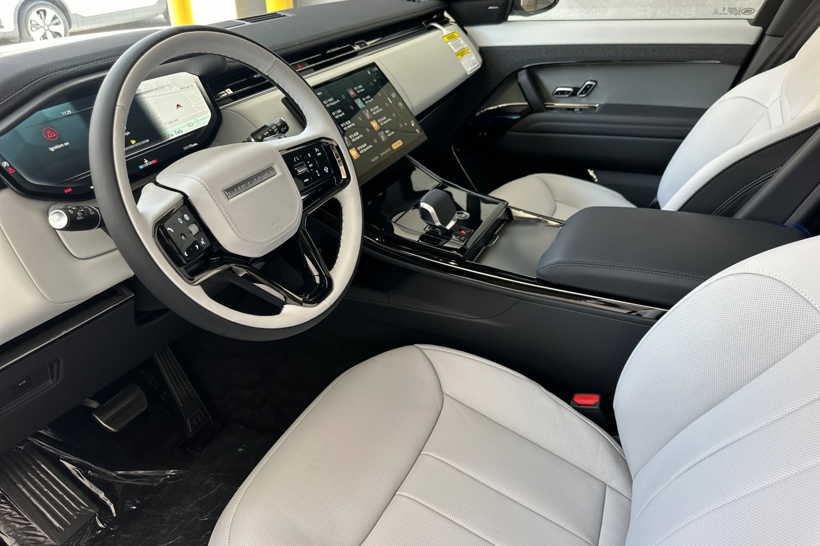 2025 Land Rover Range Rover Sport SE photo 9