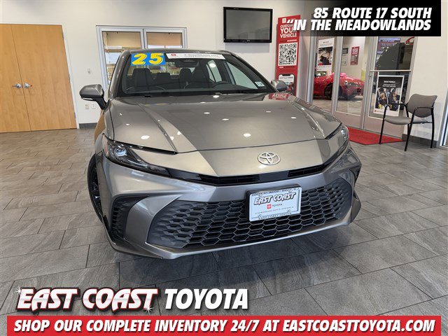 2025 Toyota Camry SE's photo