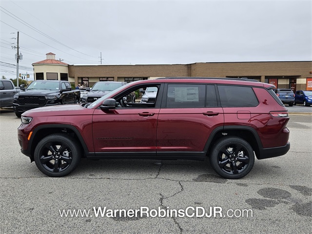 2025 Jeep Grand Cherokee Laredo Altitude photo 4