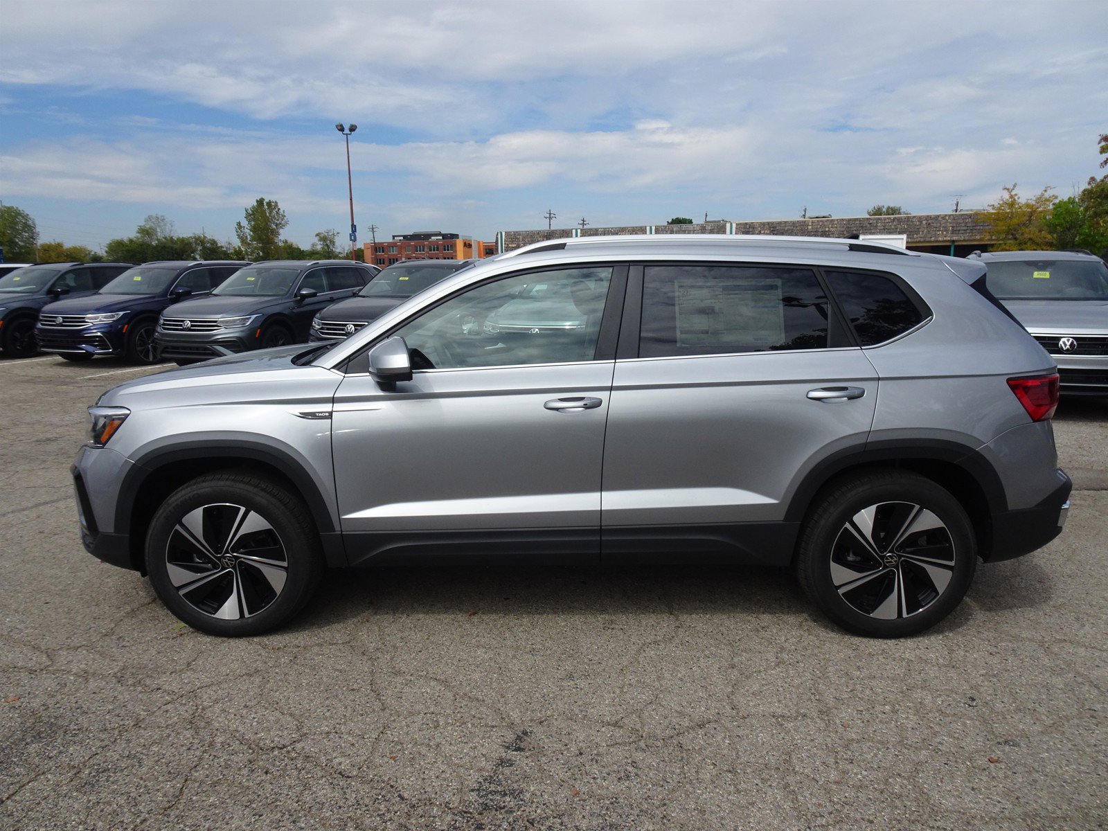 2024 Volkswagen Taos SE photo 2