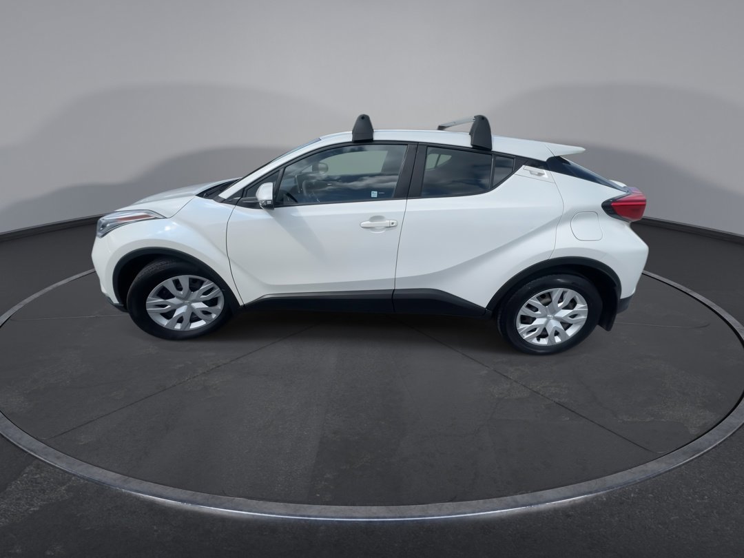 2021 Toyota C-HR LE photo 5