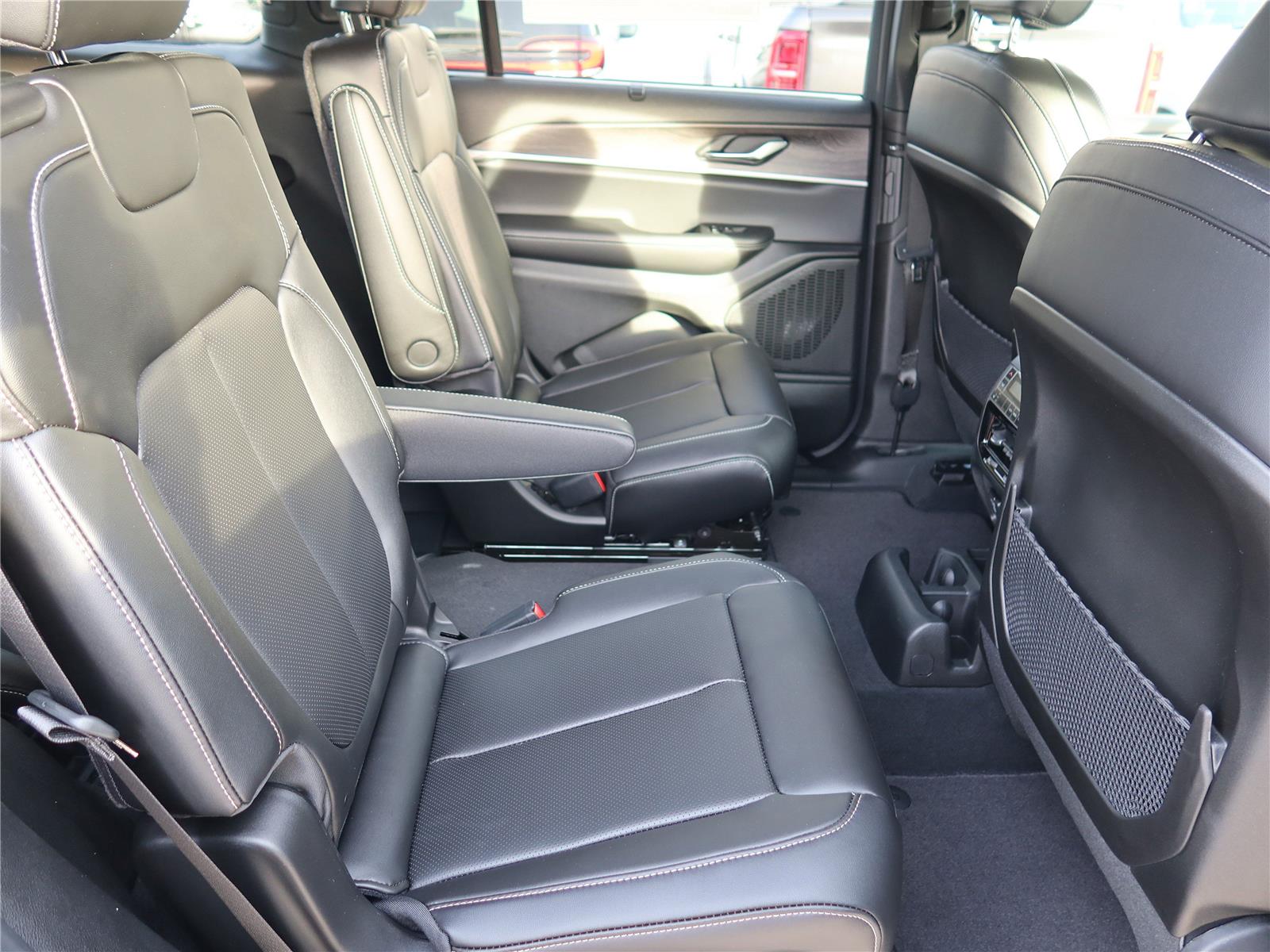 2025 Jeep Grand Cherokee Limited photo 4