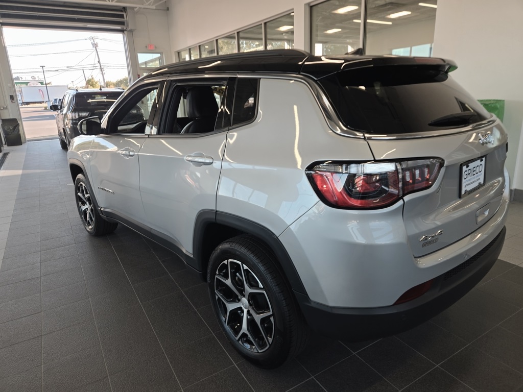 2024 Jeep Compass Limited photo 9