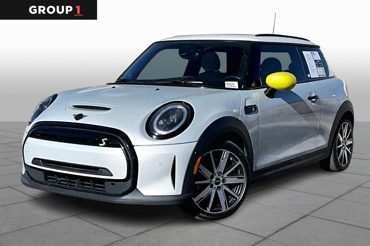 2023 MINI Hardtop 2 Door SE's photo