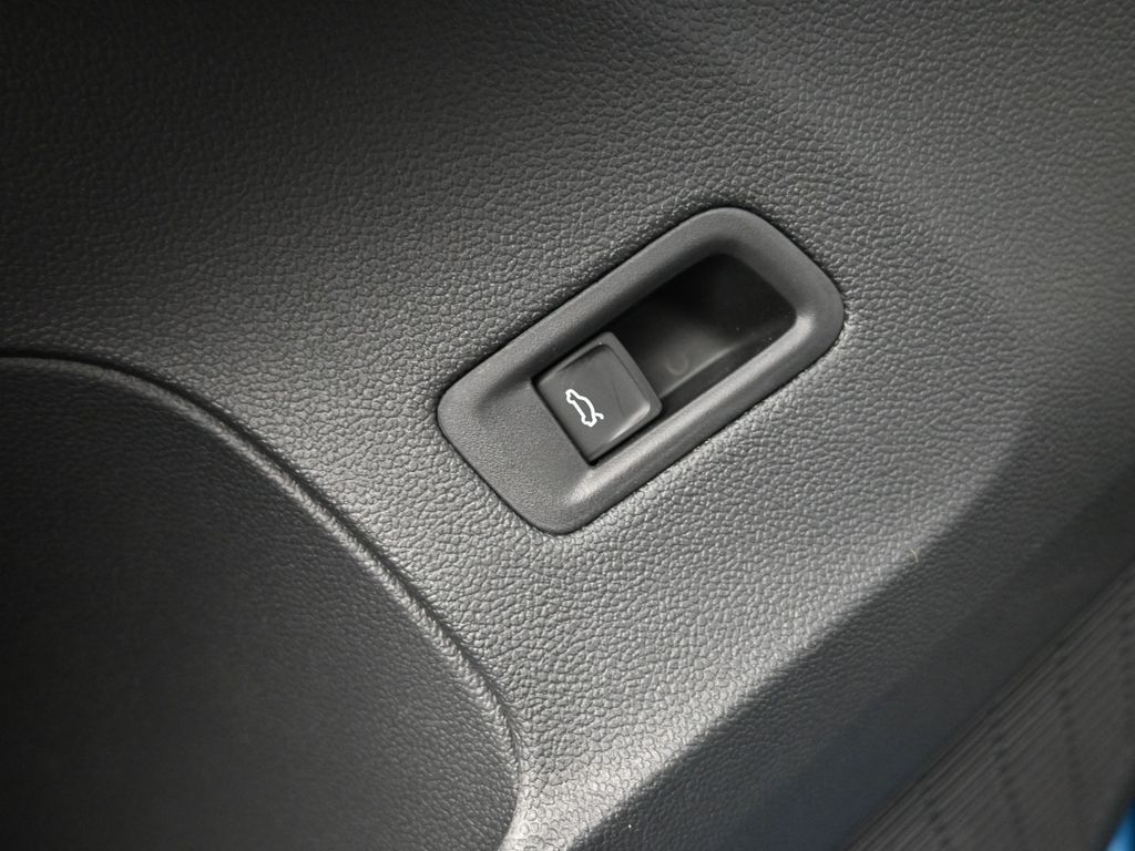 2025 Volkswagen Atlas Cross Sport SEL R-Line photo 32