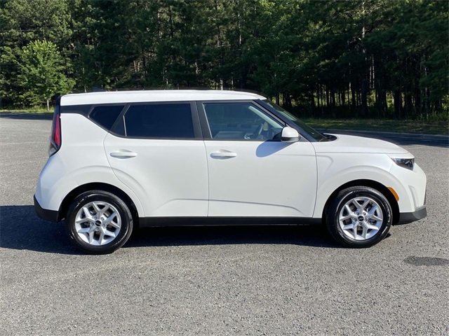 2025 Kia Soul LX photo 2