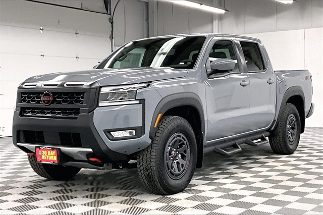 2025 Nissan Frontier PRO-4X photo 2