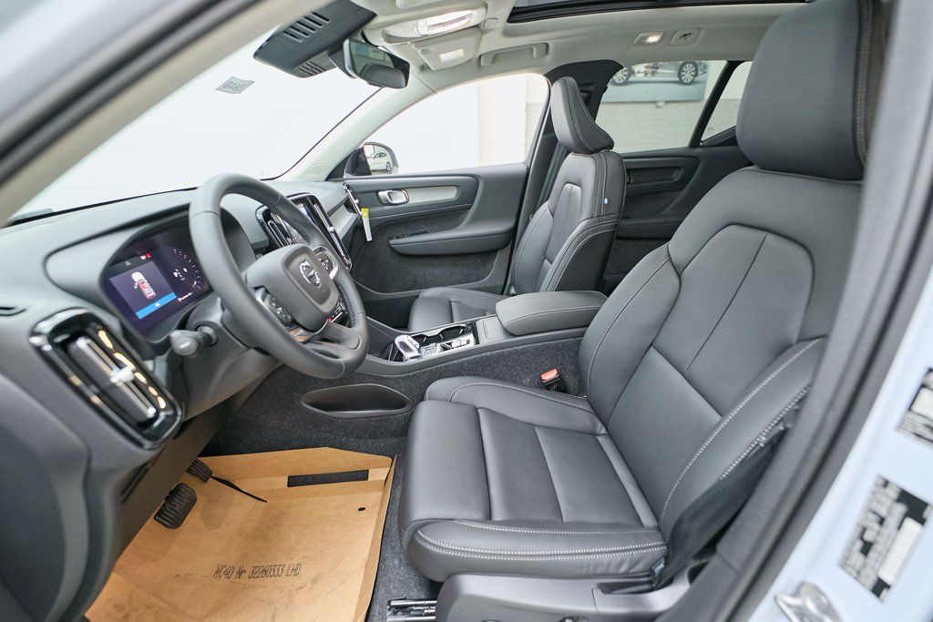 2026 VOLVO XC40 - Image 13