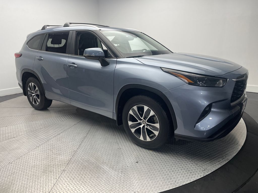 2023 Toyota Highlander XLE photo 3