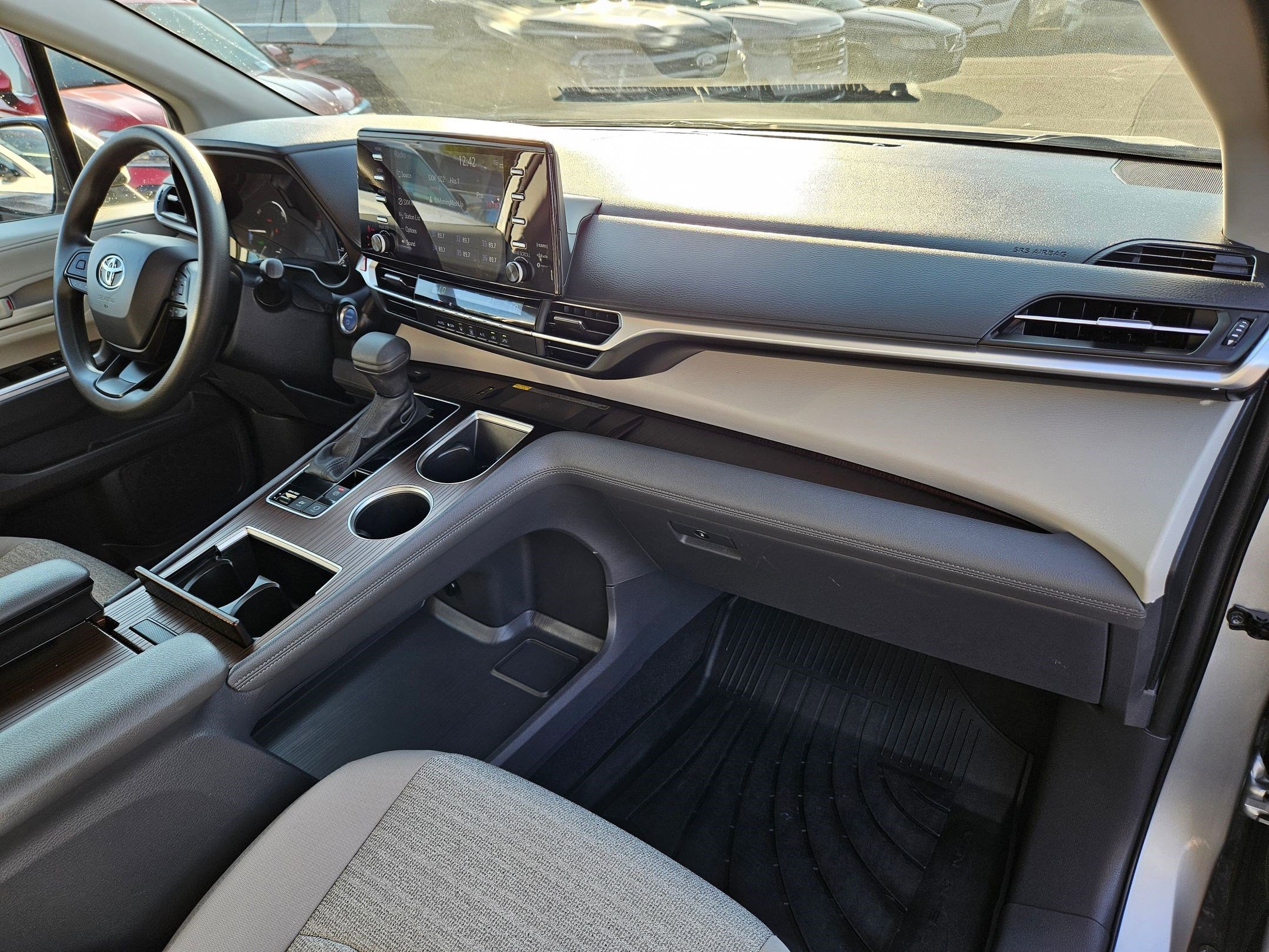2023 Toyota Sienna LE photo 30