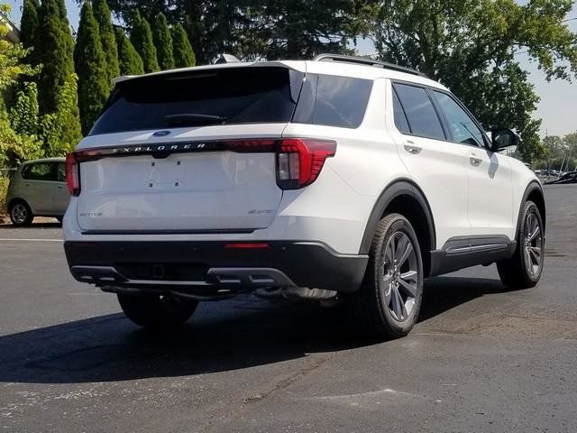 2025 Ford Explorer photo 2