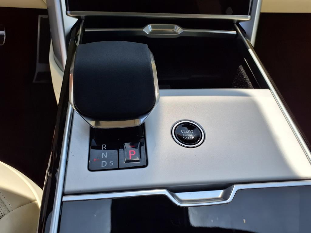2025 Land Rover Range Rover SE photo 12