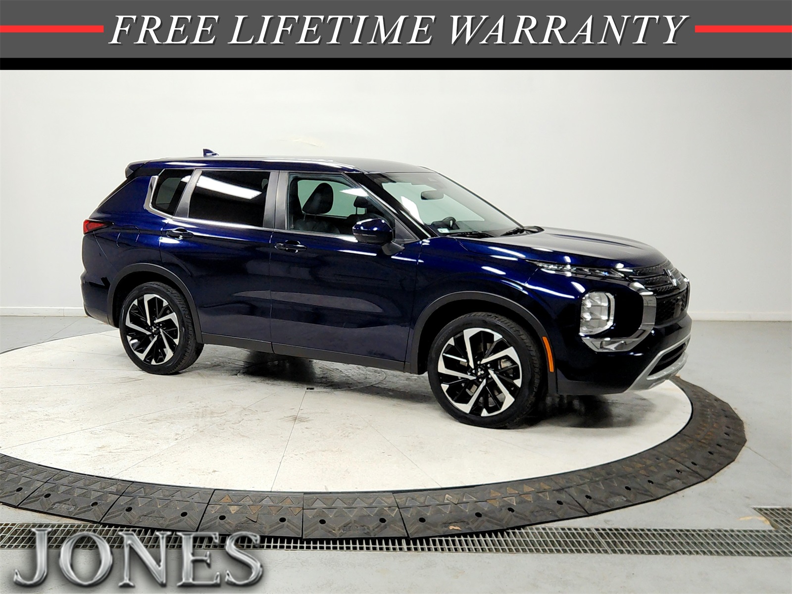 2022 Mitsubishi Outlander SE's photo