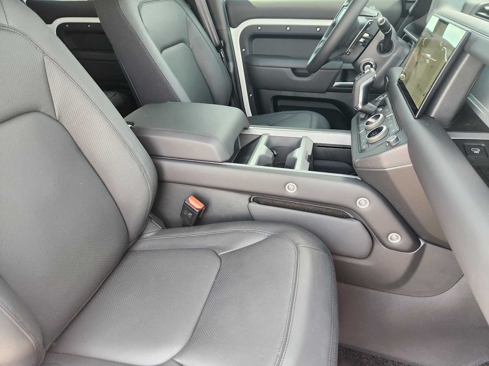 2025 Land Rover Defender 130 V8 photo 12