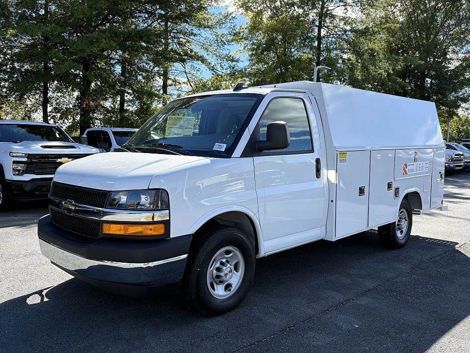 2025 Chevrolet Express Cutaway Base's photo
