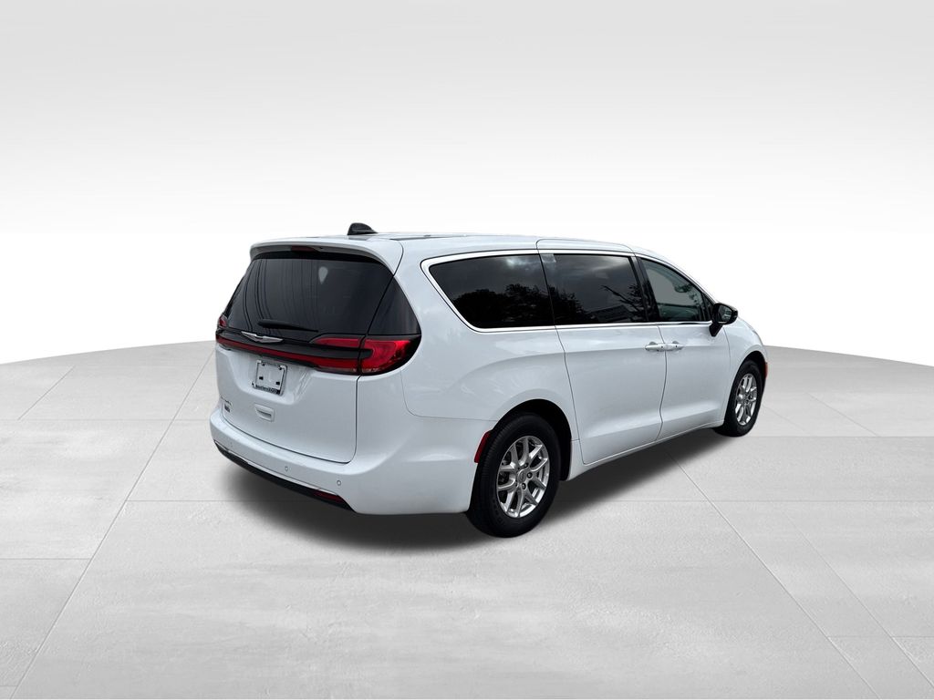 2024 Chrysler Pacifica Touring L photo 4