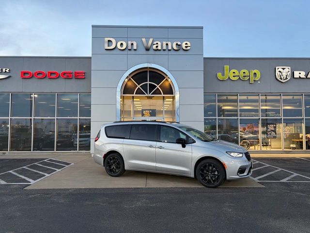 2026 Chrysler Pacifica Select's photo