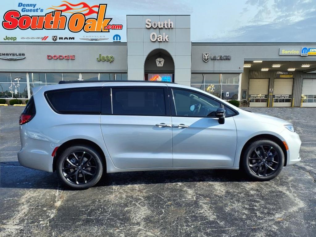 2026 Chrysler Pacifica Limited photo 2