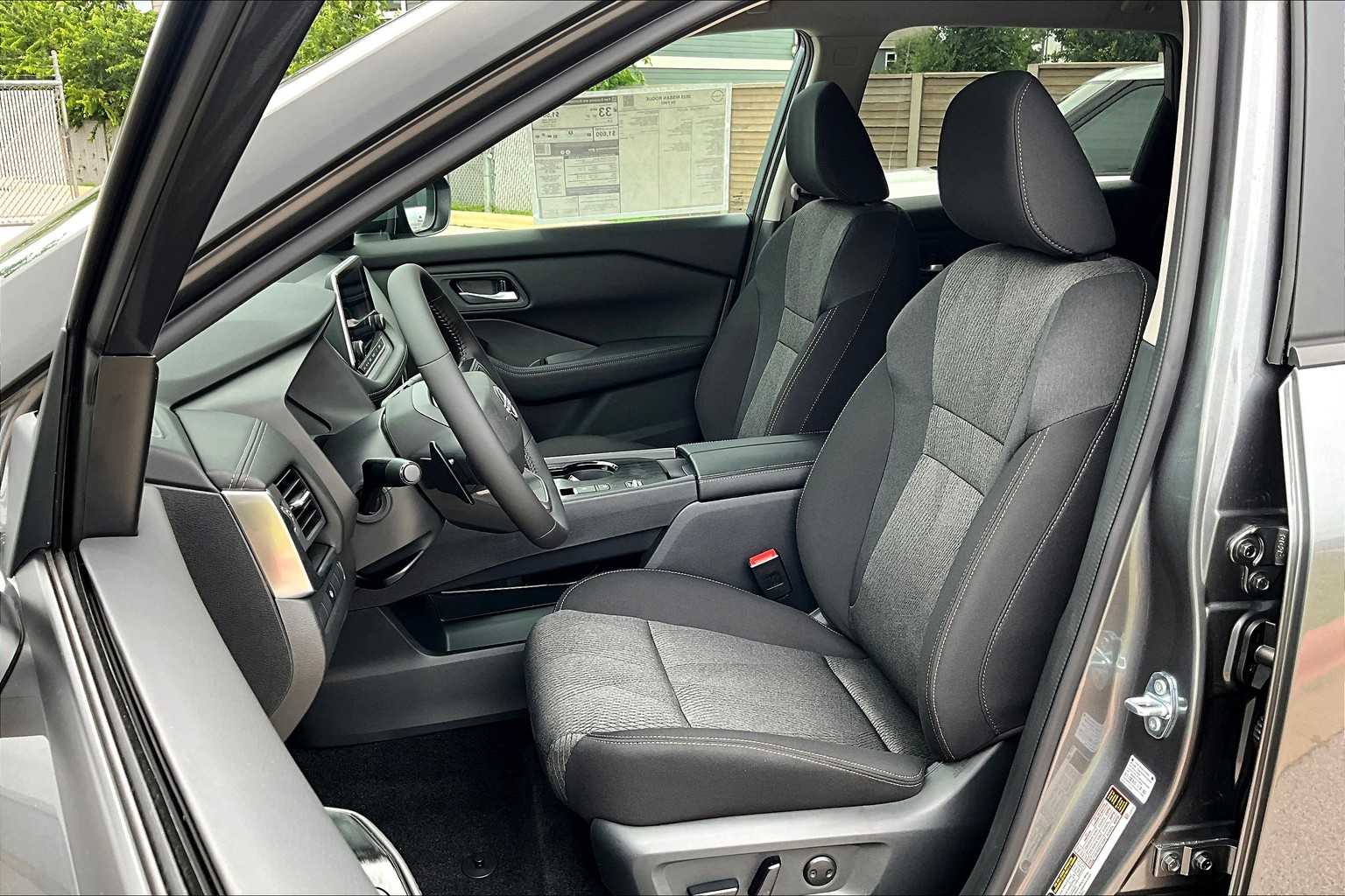 2025 Nissan Rogue SV photo 14