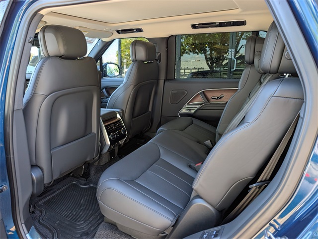 2025 Land Rover Range Rover SE photo 4