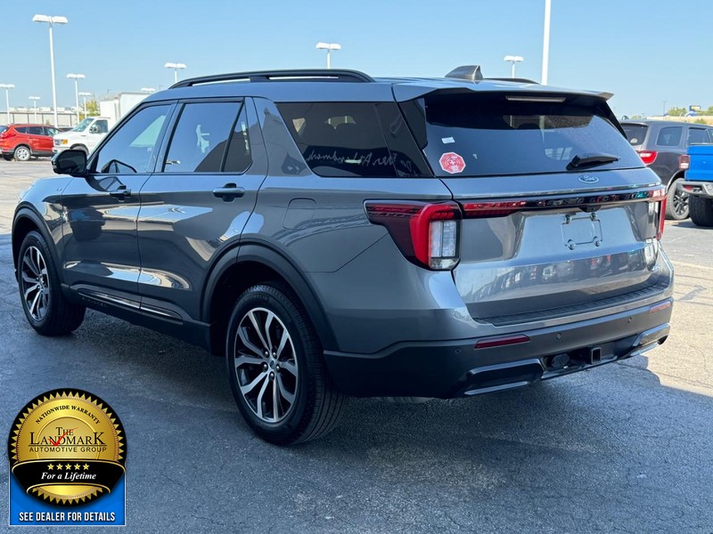 2025 Ford Explorer ST-Line photo 2