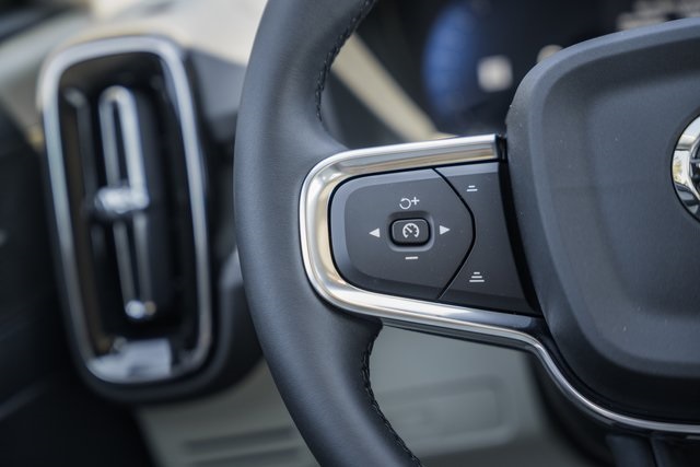 2026 Volvo XC40 photo 21