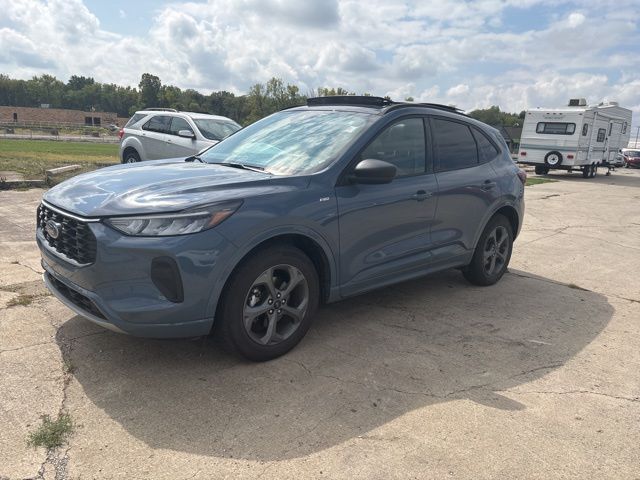 2023 Ford Escape ST-Line photo 2
