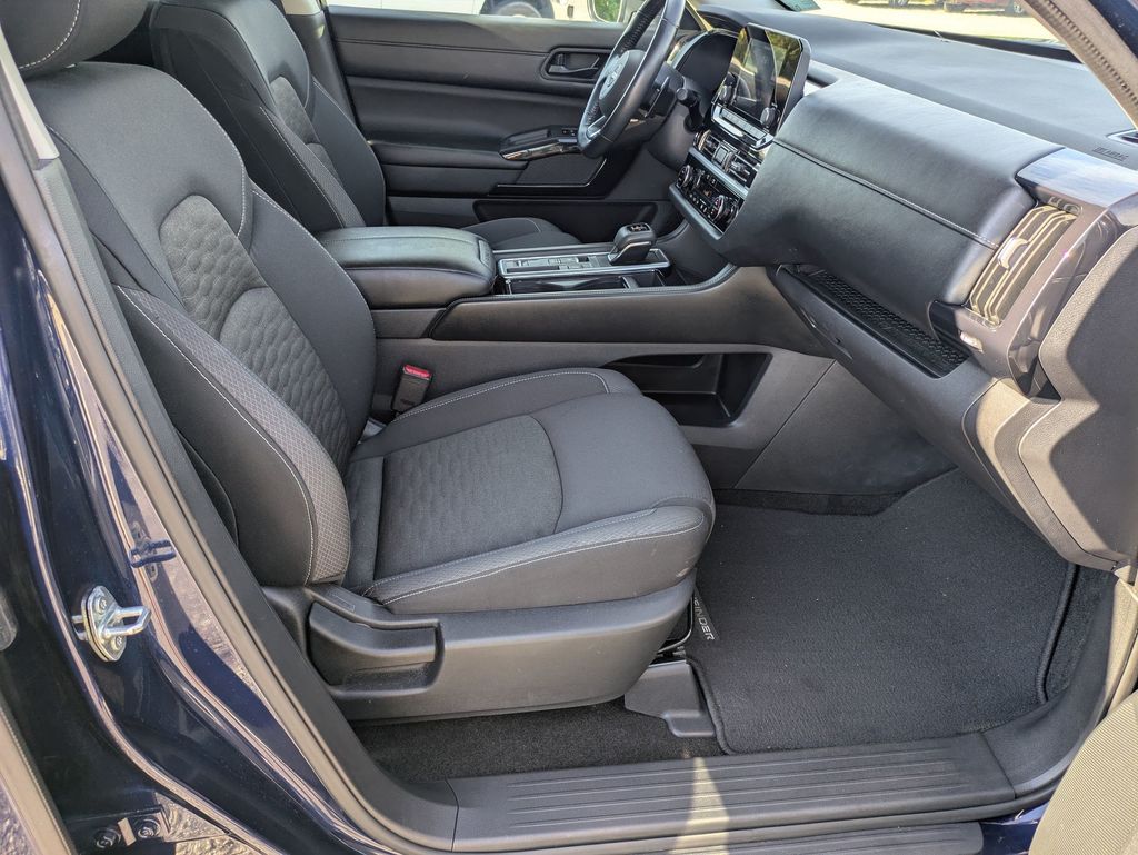 2024 Nissan Pathfinder SV photo 25