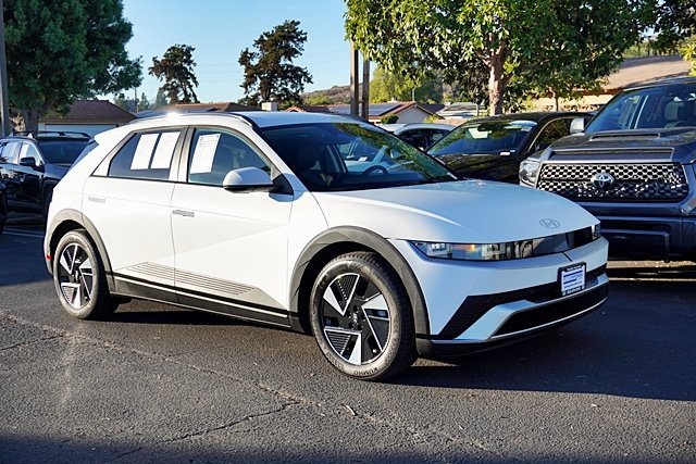 Used 2025 White Hyundai SEL image 5