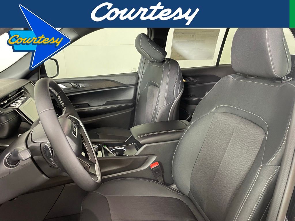 2025 Jeep Grand Cherokee Laredo's photo