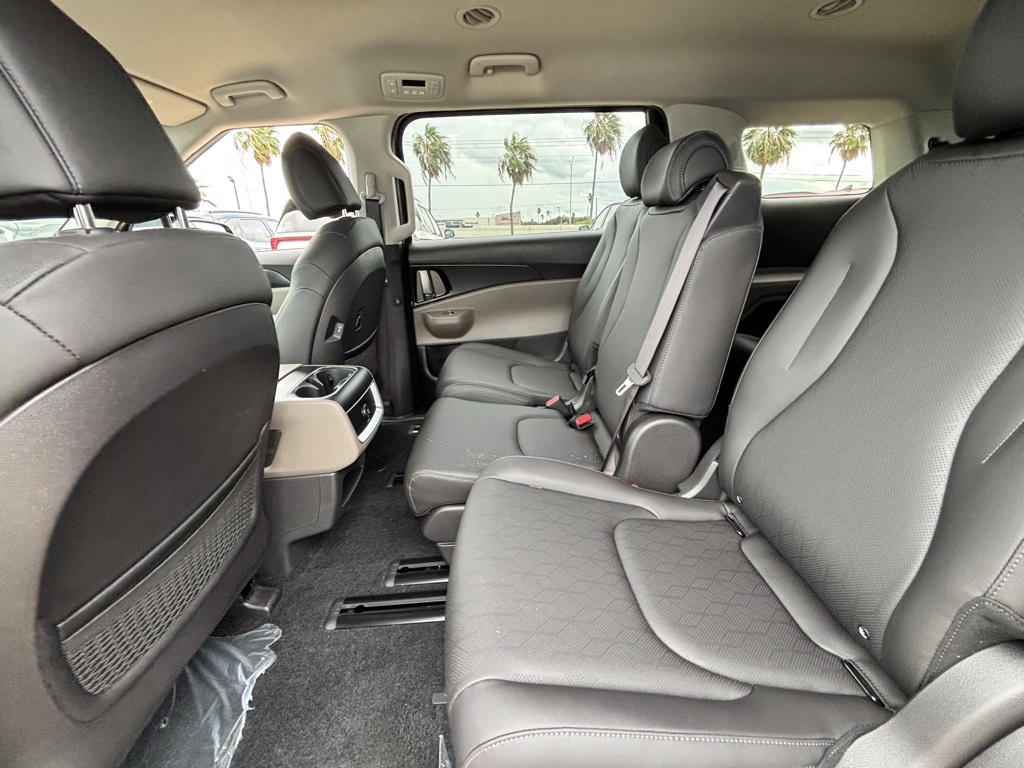 2026 Kia Carnival LXS photo 15