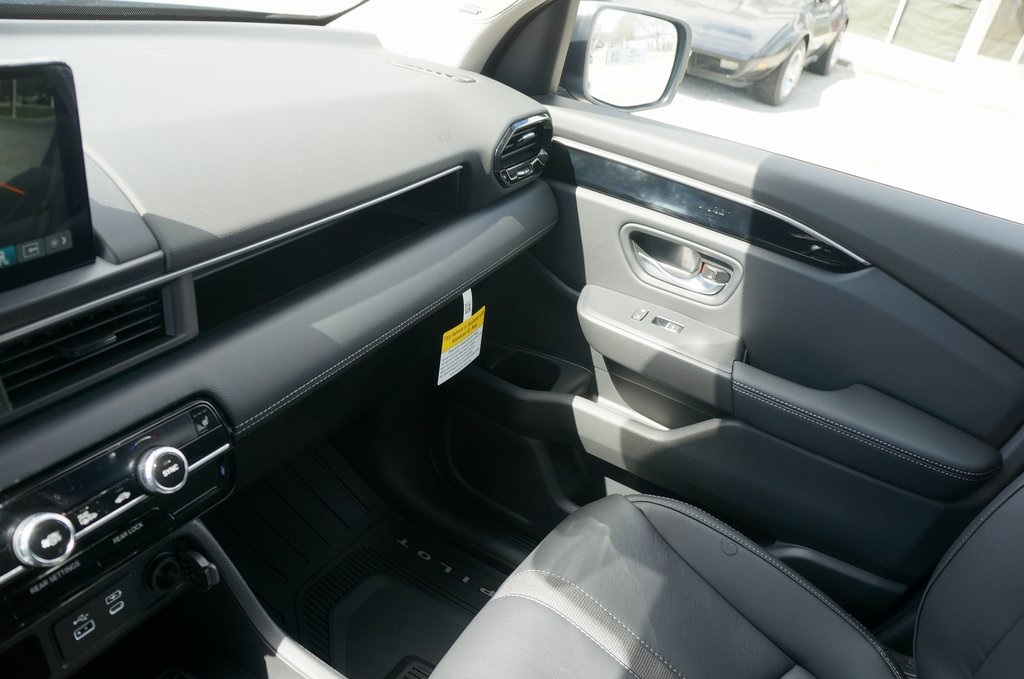 2025 Honda Pilot Touring photo 18