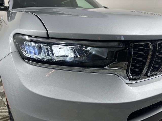 2025 Jeep Grand Cherokee Limited photo 3