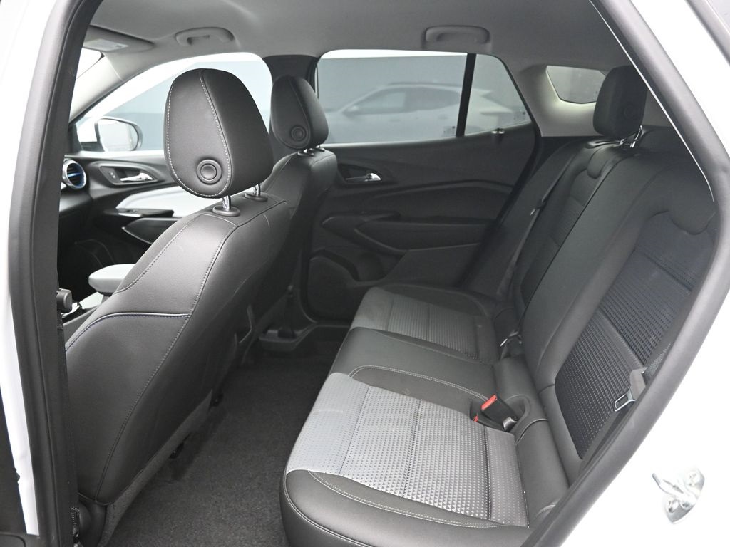 2025 Chevrolet Trax LT photo 2