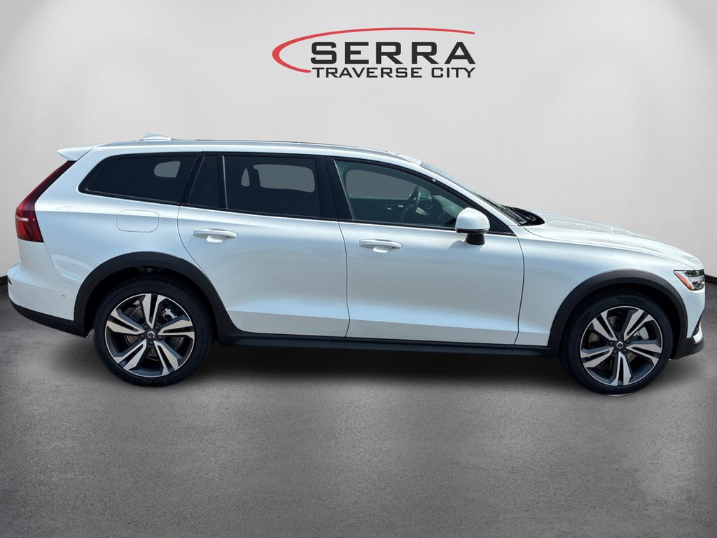 2026 Volvo V60 Cross Country B5 AWD Plus photo 4