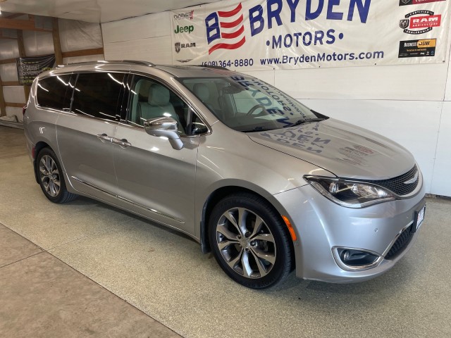2017 Chrysler Pacifica Limited photo 3
