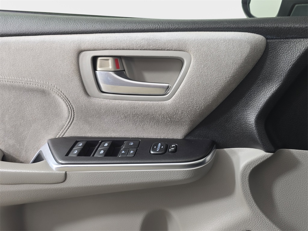 2015 Toyota Camry XSE photo 25