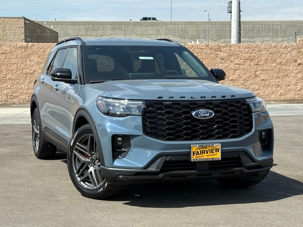 2025 Ford Explorer ST-Line photo 2