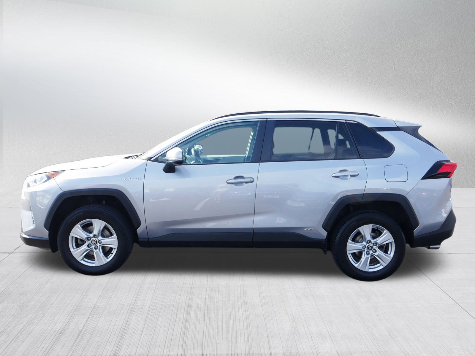 2021 Toyota RAV4 Hybrid XLE photo 3