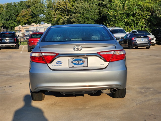 2015 Toyota Camry SE photo 6