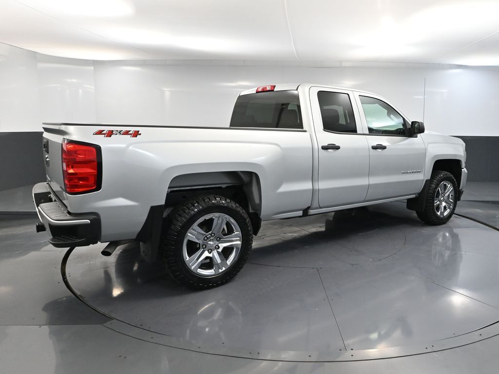 2018 Chevrolet Silverado 1500 Custom photo 4
