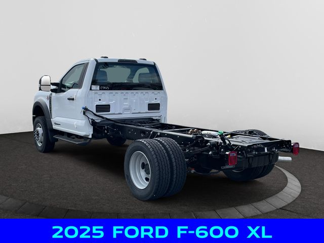 2025 Ford F-600 photo 2