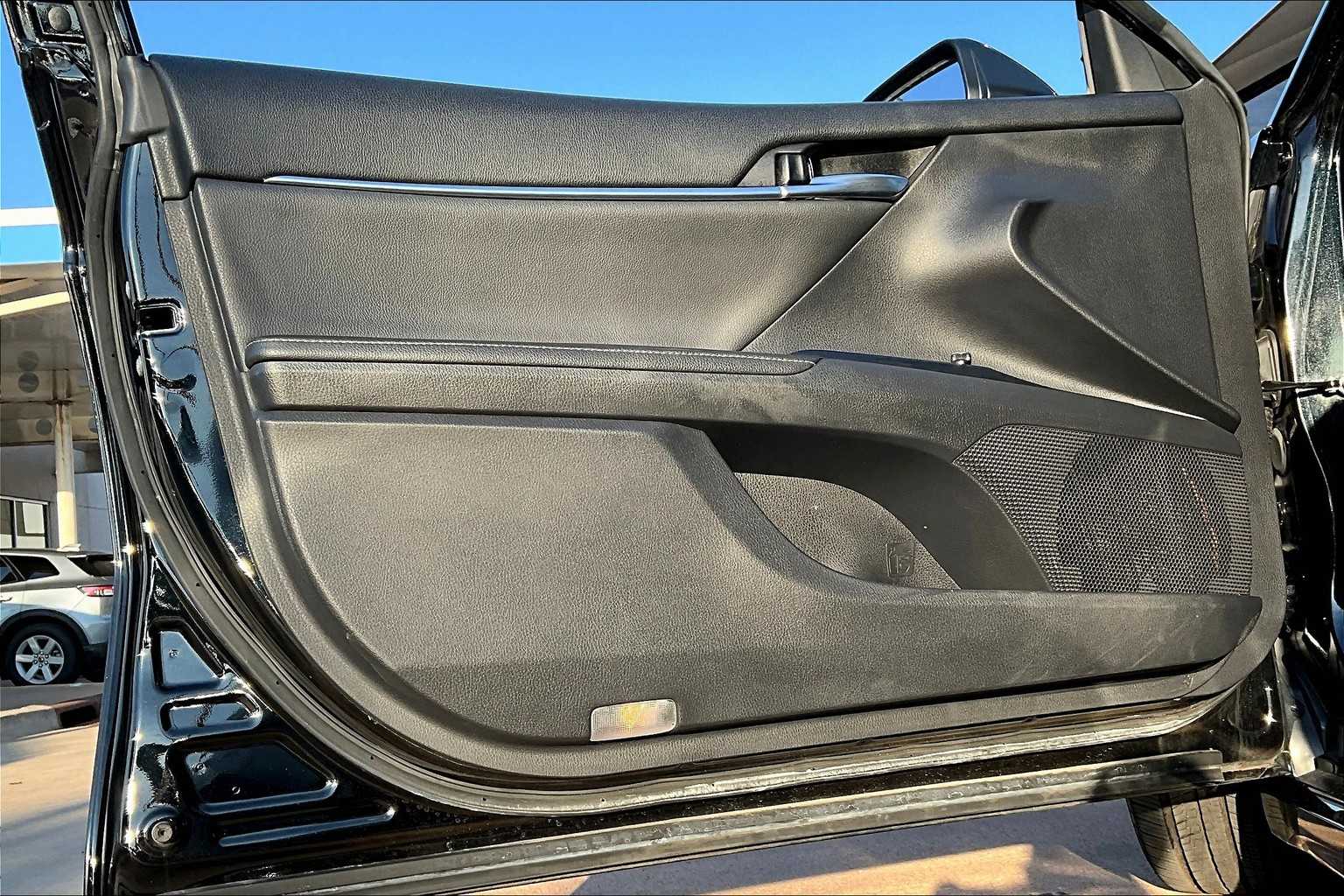 2019 Toyota Camry XLE V6 photo 19