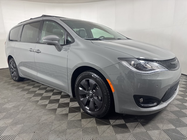 2020 Chrysler Pacifica Hybrid Limited's photo