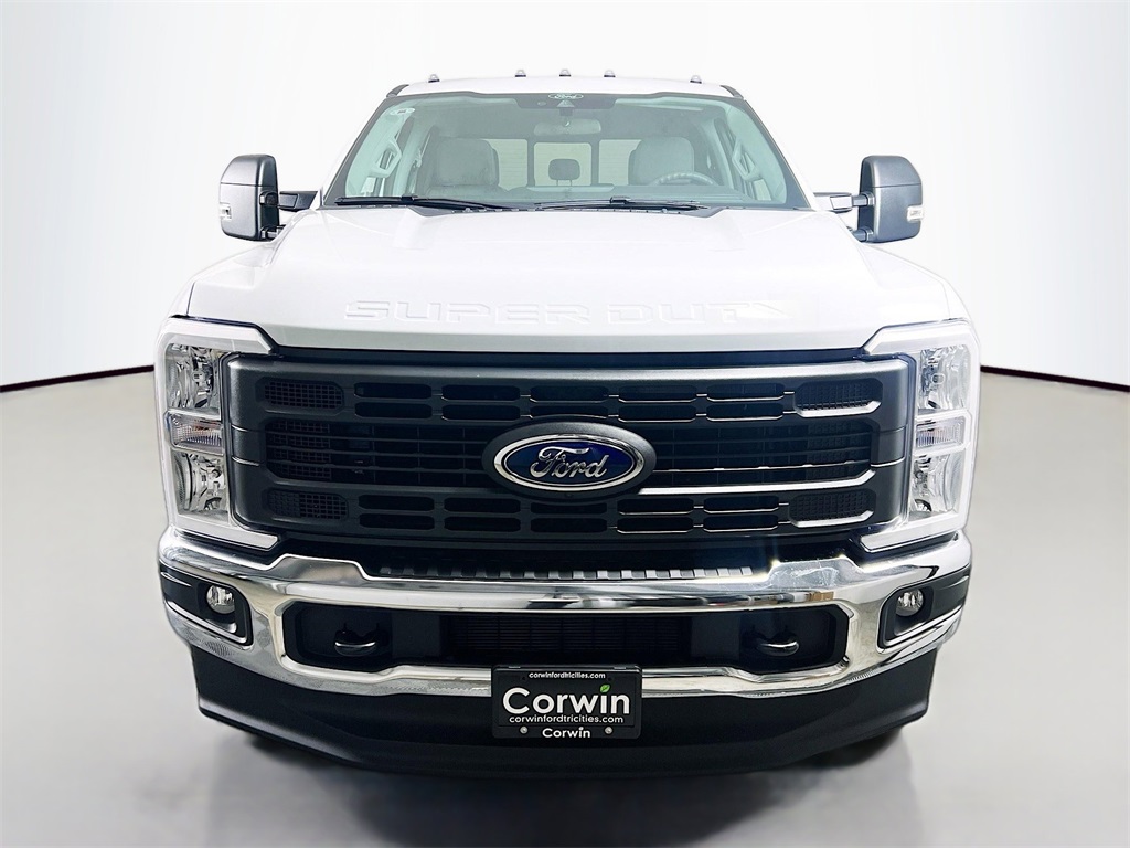 2025 Ford F-350 XLT photo 4