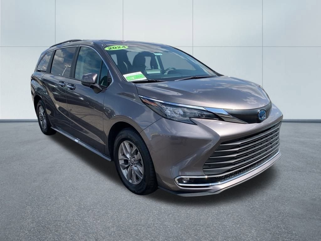 2024 Toyota Sienna XLE's photo