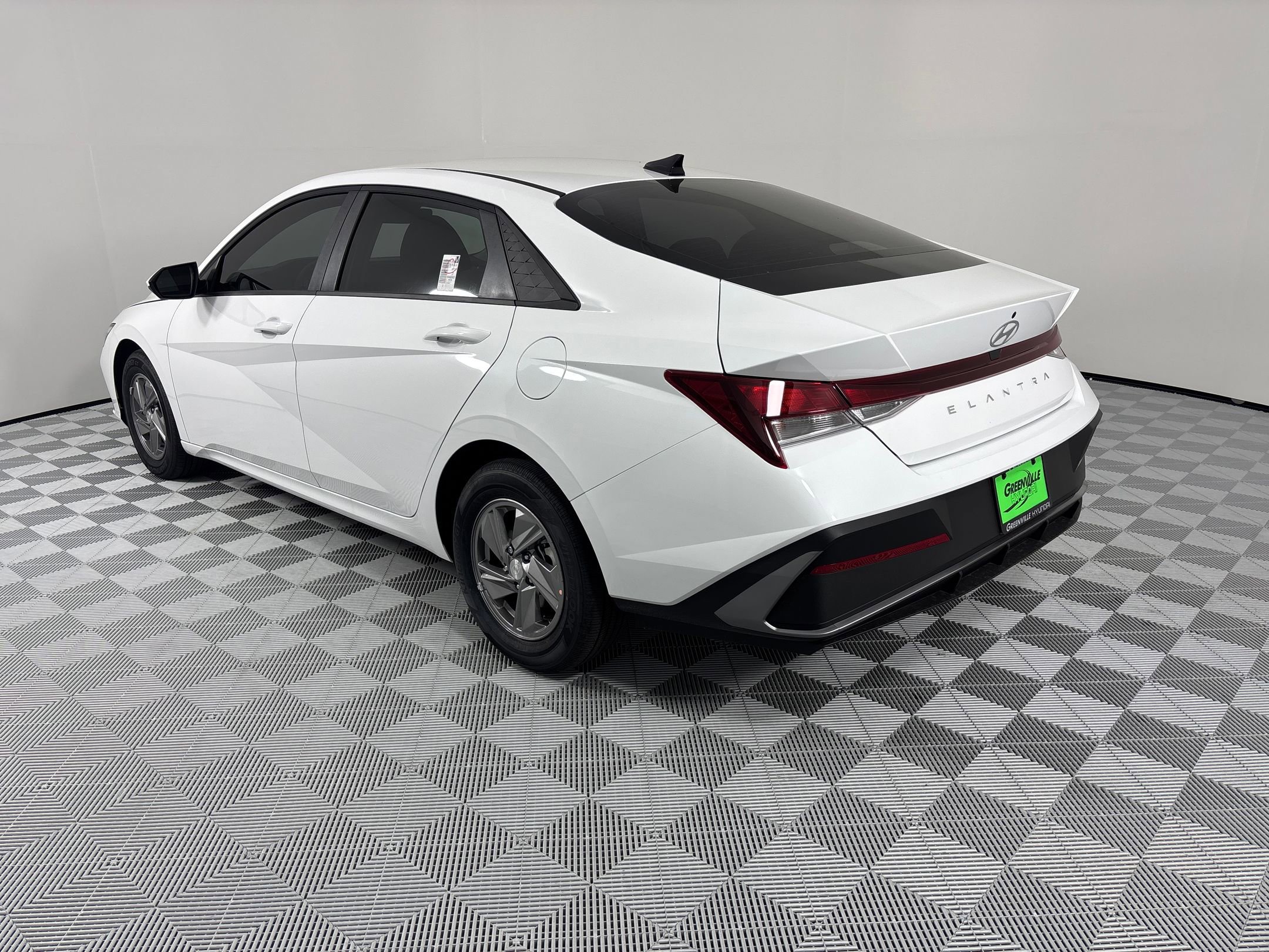 2025 Hyundai Elantra SE photo 3