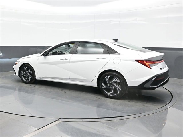 2024 Hyundai Elantra SEL Convenience photo 2